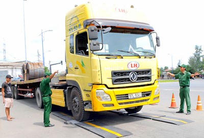 A weight station in HCMC. Most transport companies have not reduced freight rates although petrol prices have reduced the ninth consecutive time this year (Photo: SGGP) A weight station in HCMC. Most transport companies have not reduced freight rates although petrol prices have reduced the ninth consecutive time this year (Photo: SGGP)